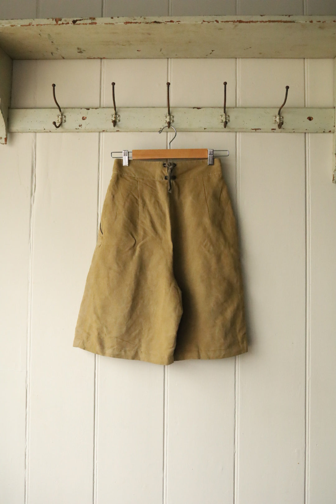 Linen Shorts with suede appliqué design