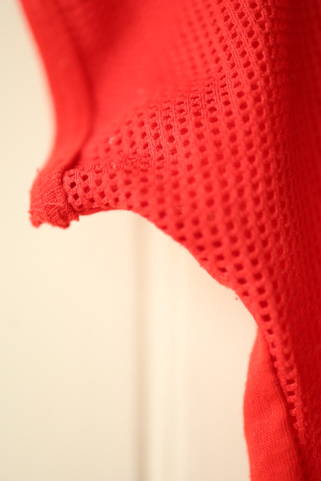 Detail of fraying at the mesh sleeve edge